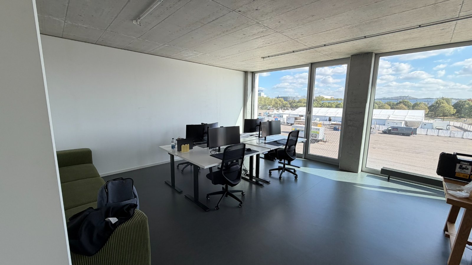 Das AMS Go Team im neuen Büro im FUX Karlsruhe